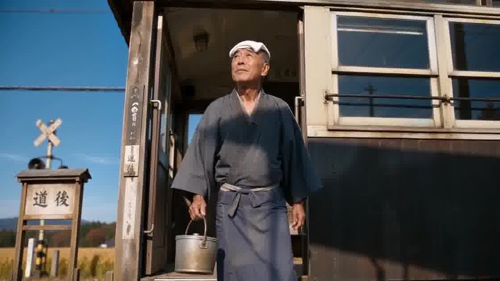 映像の一場面。同じ男性が空を見上げている