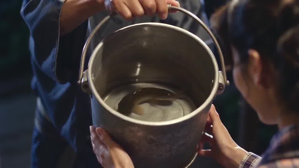 完成した映像の最後の場面。父がバケツを掲げてみせている
