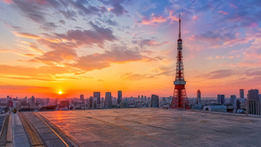 生成された画像。東京タワーが見える高層ビルの屋上と夕陽